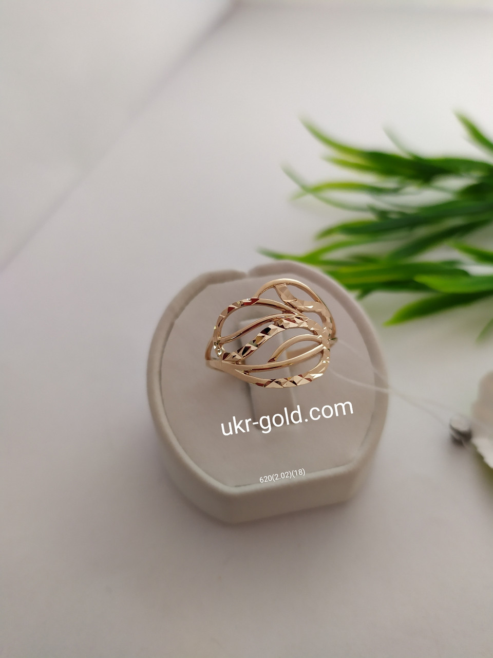 Жіноче золоте кільце з алмазною гранню.