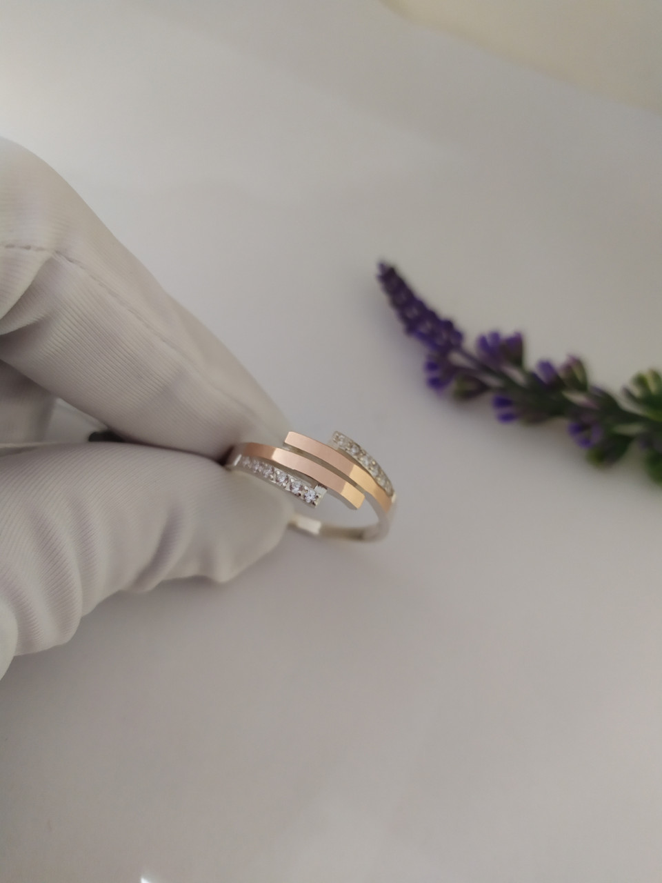 Срібне кільце зі вставками золота.