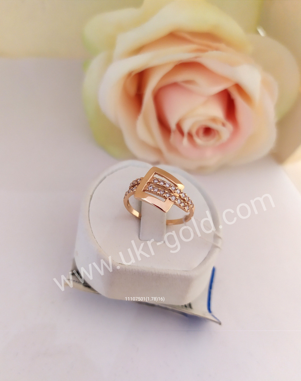 Золоте кільце з цирконієм кільце золоте недорого