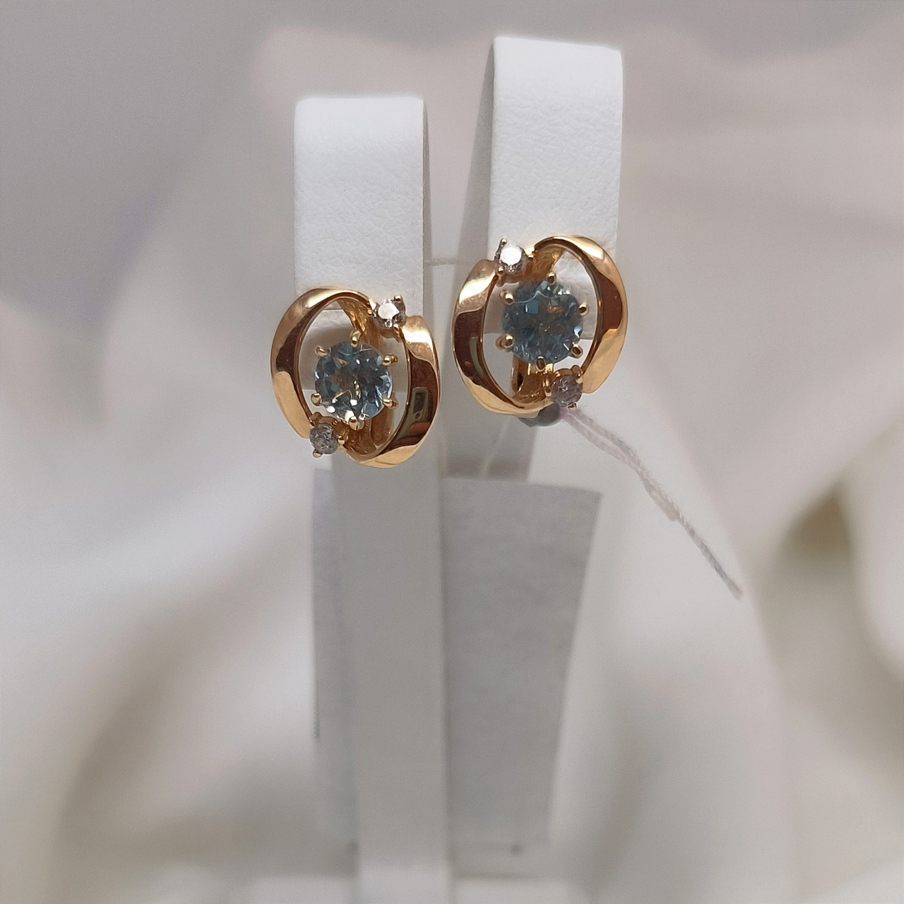 Золоті сережки 585 проби на англійському замку з топазами