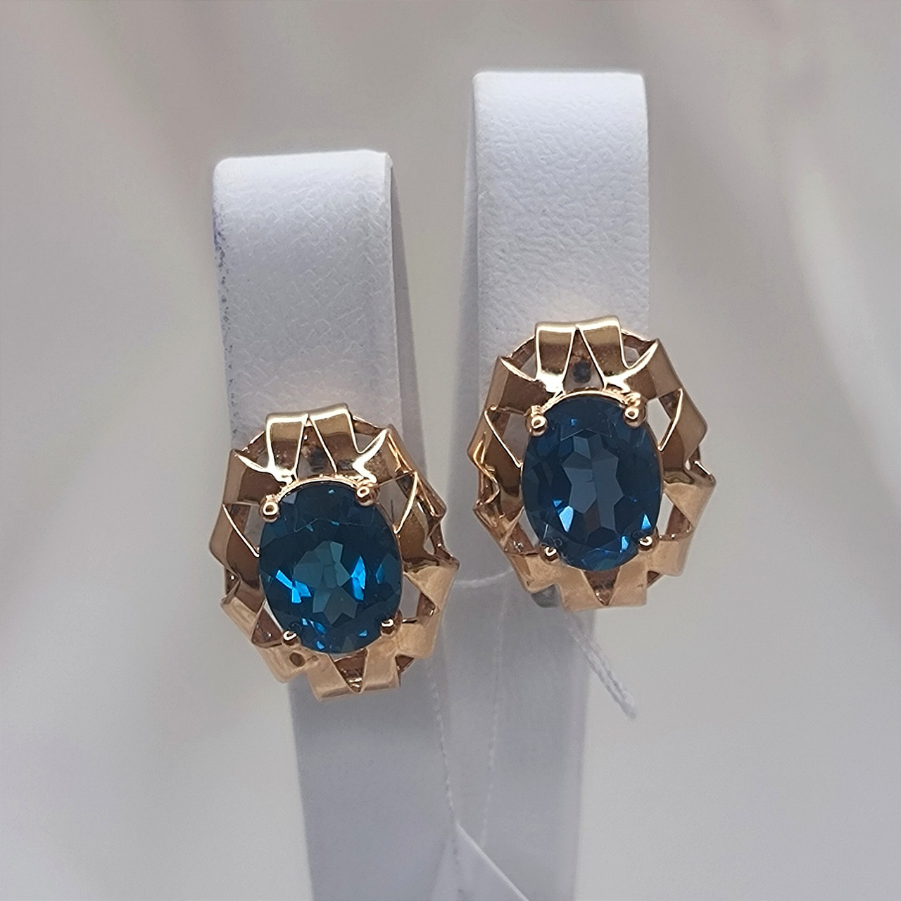 Золоті сережки з блакитним каменем