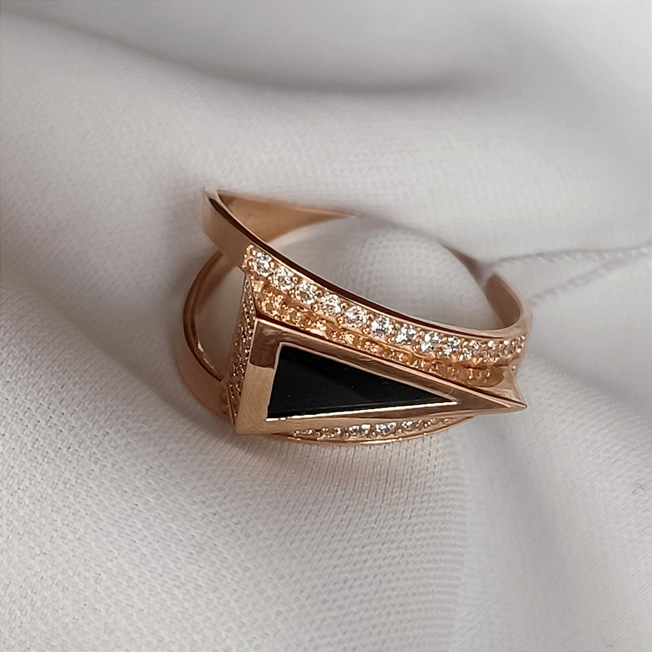 Золоте кільце в червоному золоті зі вставкою агата та цирконію