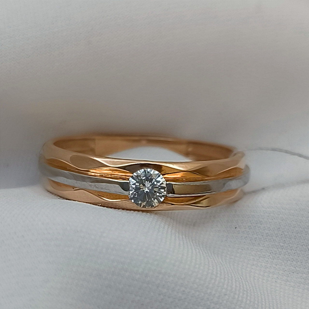 Золота каблучка з червоного золота 585 проби з вставкою цирконію