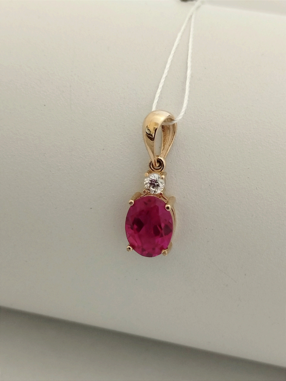 Золотий кулон з рубіном
