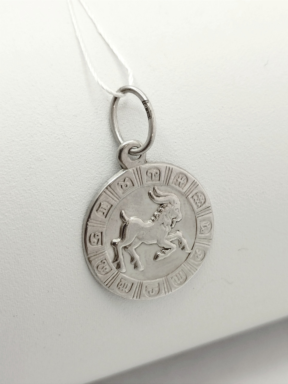 Срібний кулон знак зодіаку козирок ?
