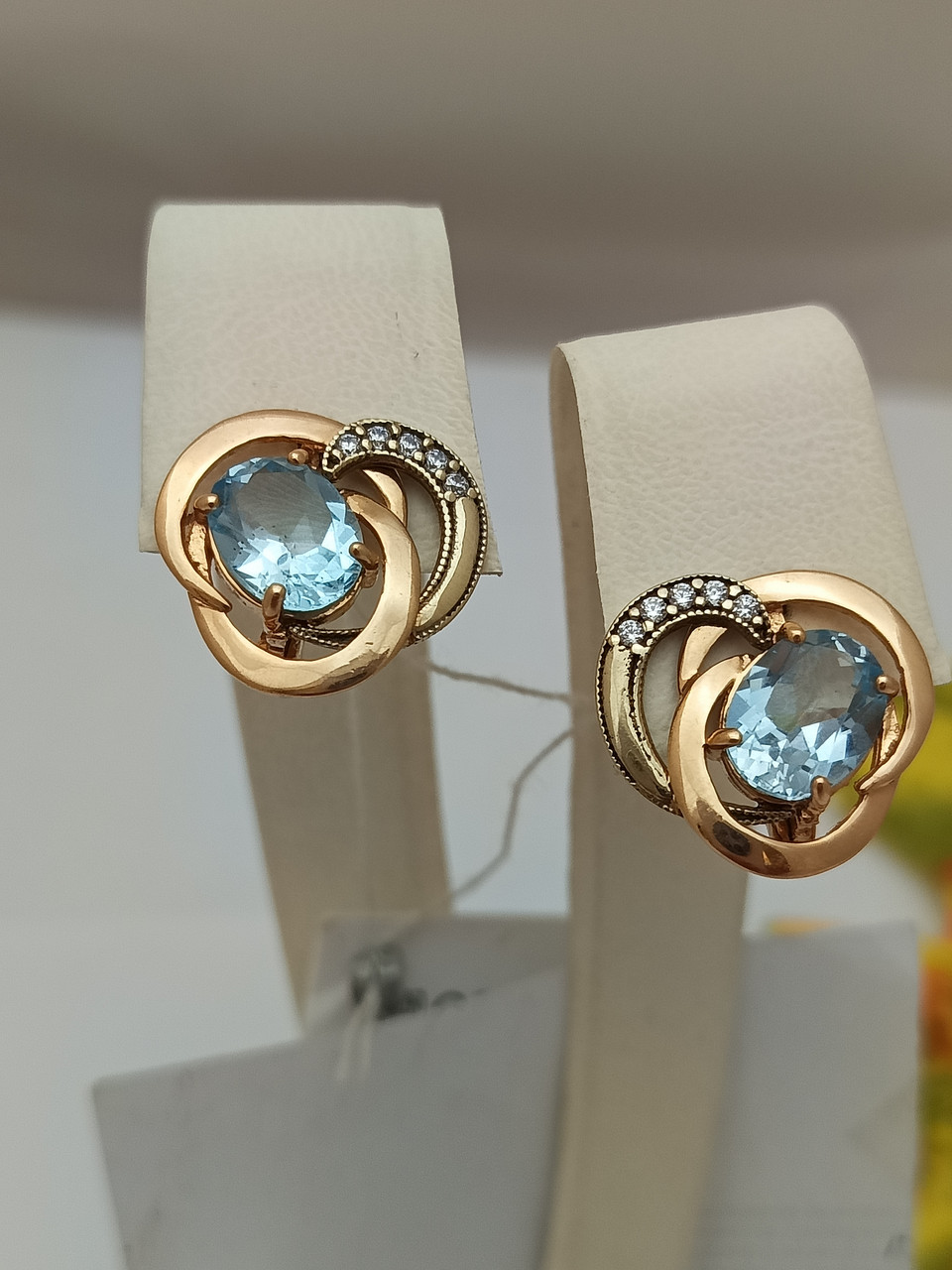 Золоті сережки з топазом 585 проби