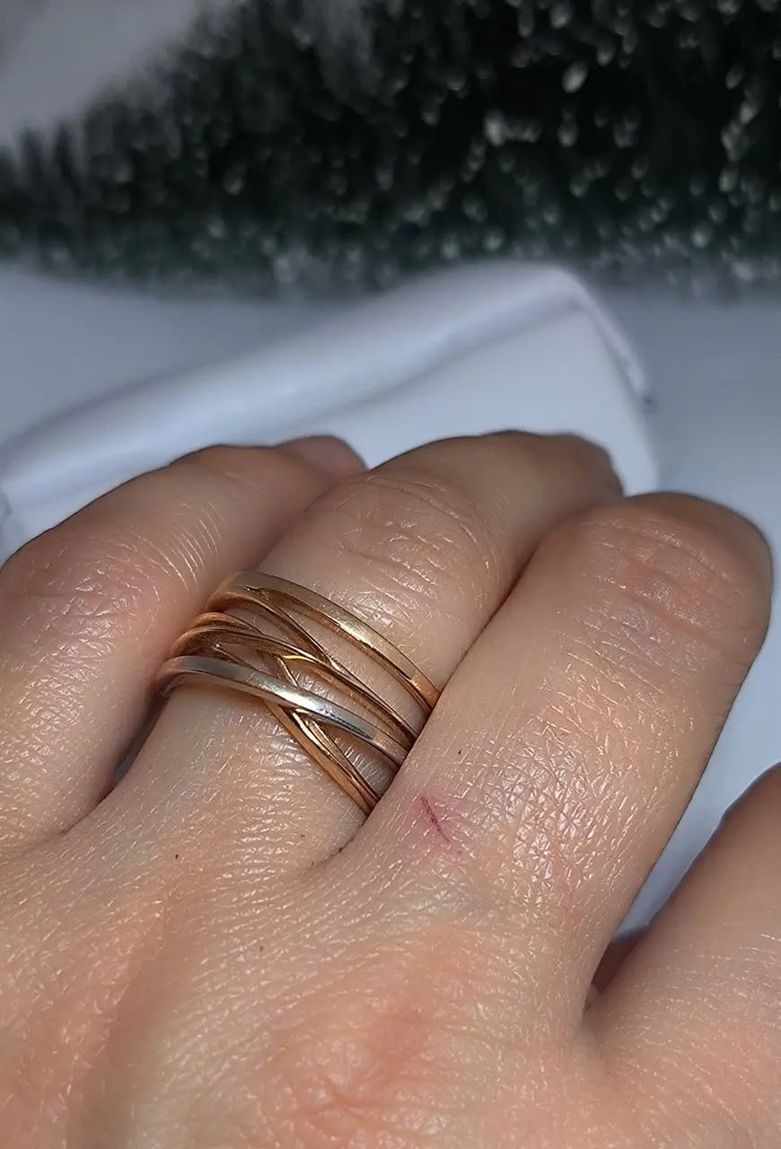 Золота каблучка 585 проби в червоному золоті з комбінованим білим золотом